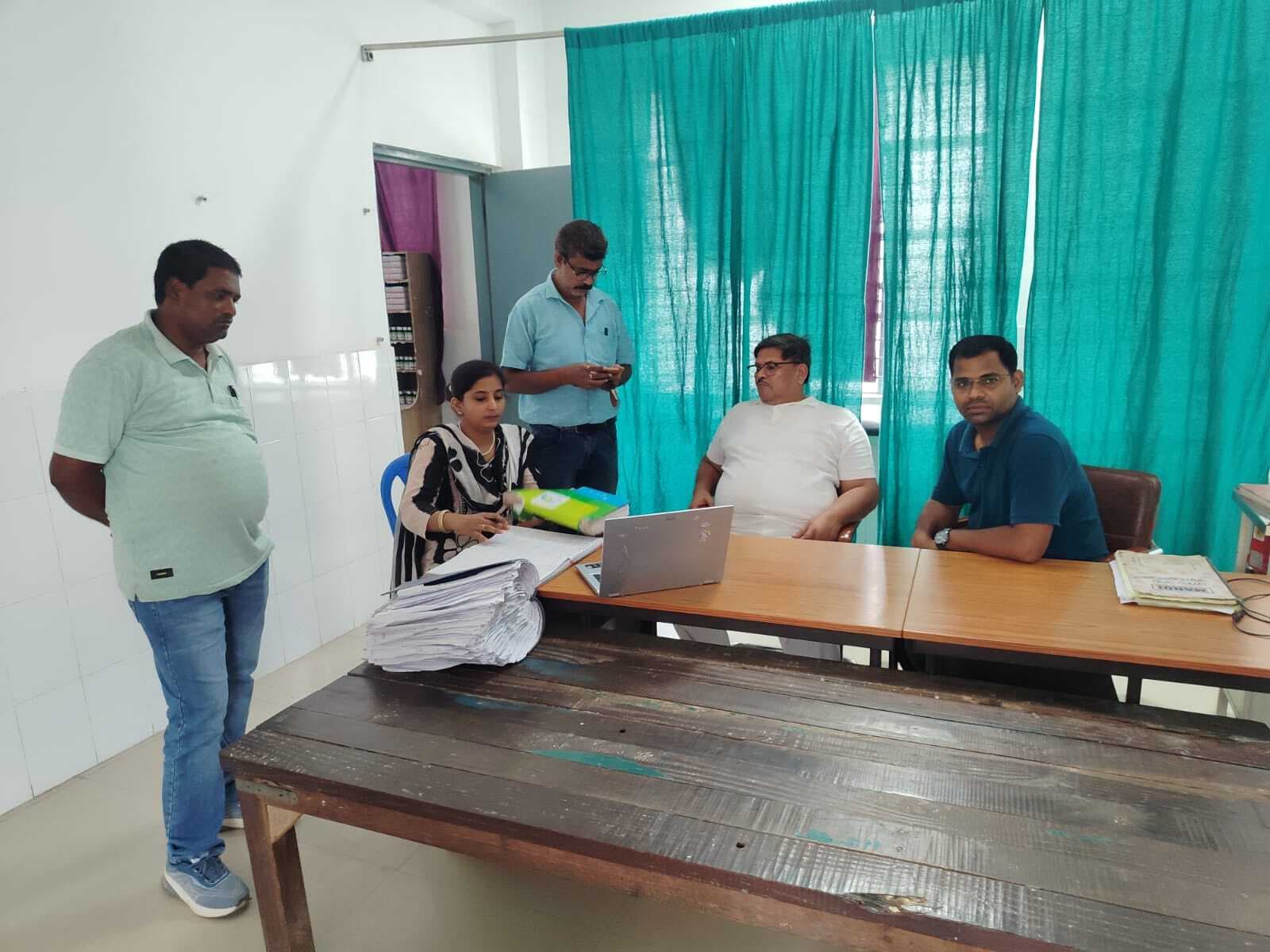 डॉक्टर, बीएचएम व तीन नर्स पर प्राथमिकी, सीएचसी जांच करने पहुंचे सिविल सर्जन
