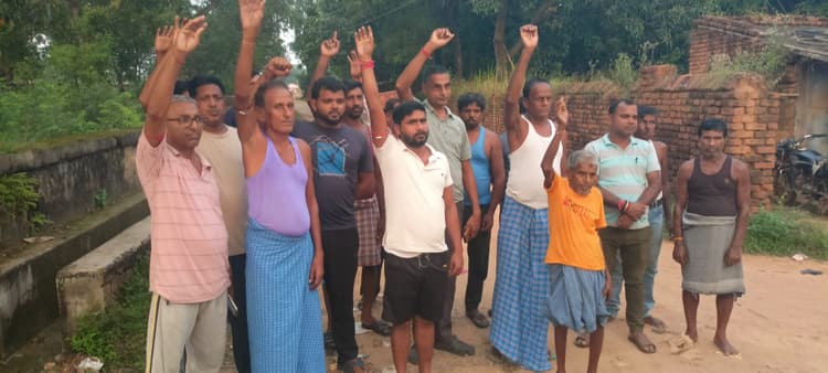 चितरा: सड़क निर्माण में अनियमितता का आरोप, ग्रामीणों ने किया विरोध