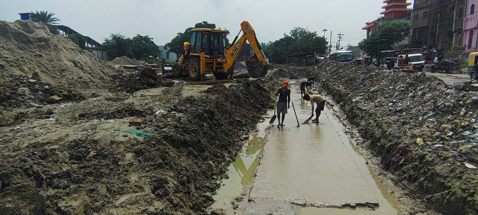 Madhubani News : अमृत भारत योजना : स्टेशन सौंदर्यीकरण के लिए ड्रेनेज सिस्टम का निर्माण शुरू