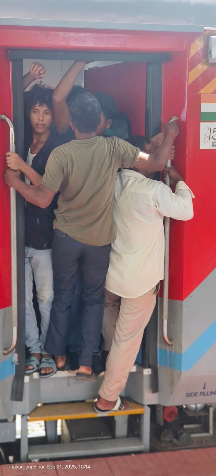 चलती ट्रेन में लटककर सफर करते दिखे लोग, हाल कटिहार-सिलीगुड़ी भाया अररिया इंटरसिटी का