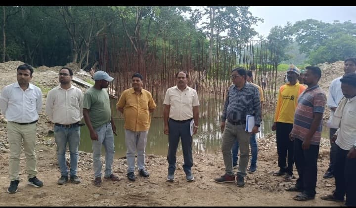 Chaibasa News : दूसरे स्थान पर पुल निर्माण पर लगाया स्टे, ग्रामीणों में खुशी
