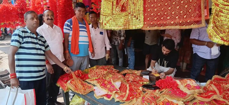 Bokaro News : नवरात्र को लेकर बाजारों में रही चहल-पहल