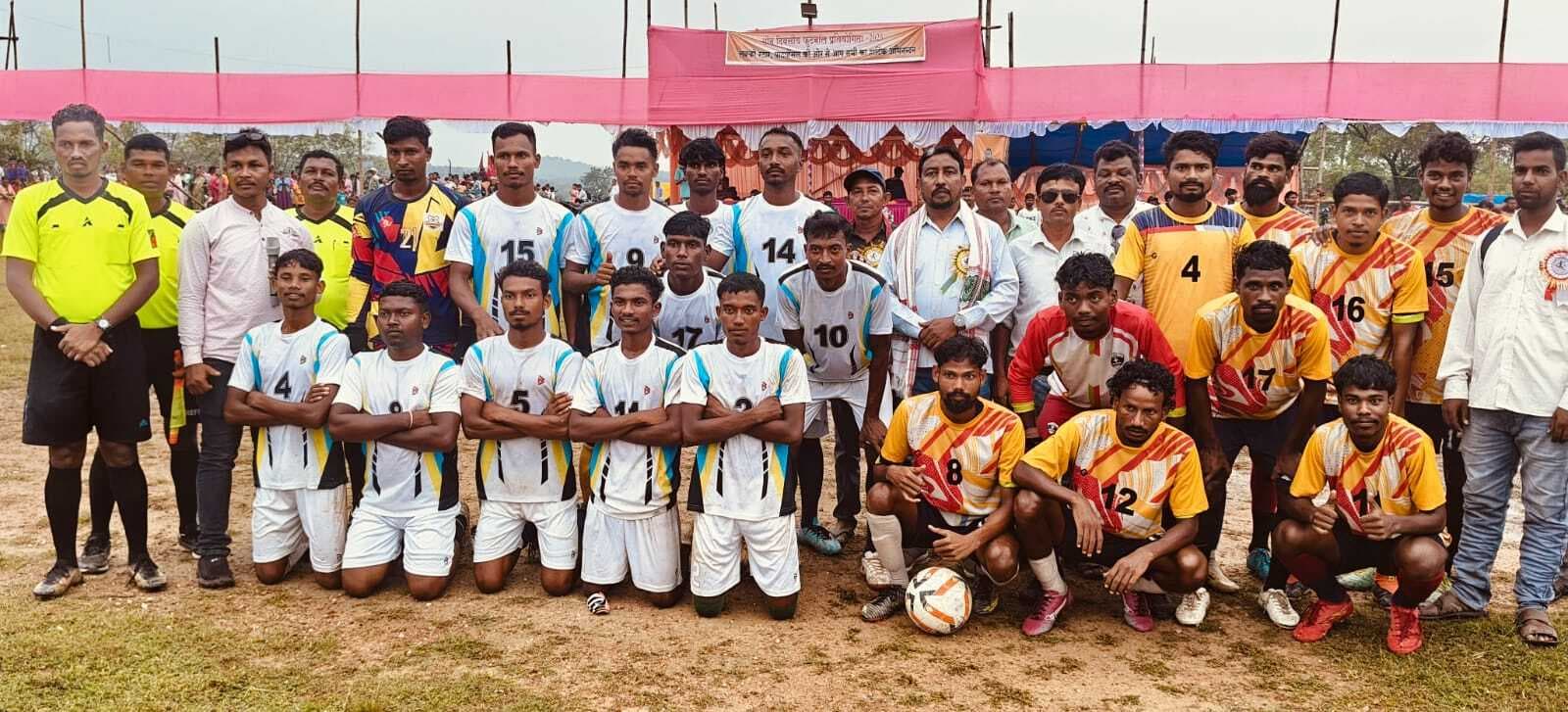 Seraikela Kharsawan News : वीरबुरु पगला हाथी ने रोहित एफसी को हराकर ट्राॅफी पर जमाया कब्जा