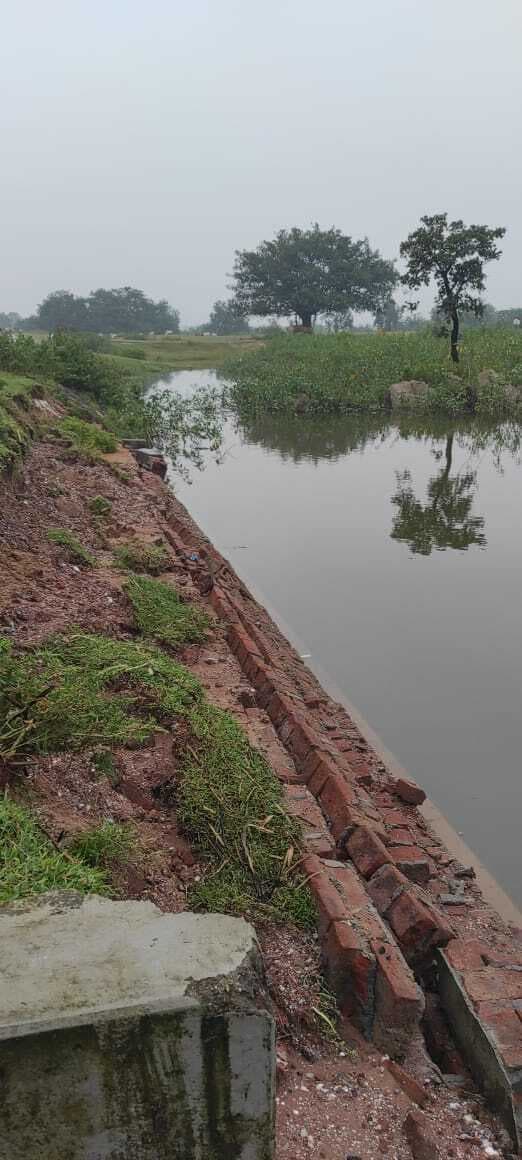 Giridih News :बारिश में ध्वस्त हुई बांधटोला की छठ घाट की सीढ़ी