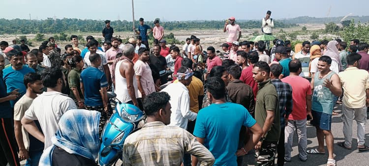 Bokaro News : बिजली समस्या से त्रस्त ग्रामीणों ने किया रोड जाम