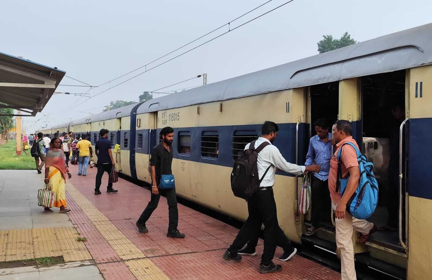 East Singhbhum News : गालूडीह में 14 घंटे बाद ट्रैक से हटे आंदोलनकारी, खड़गपुर-टाटा के बीच ट्रेनों का परिचालन सामान्य