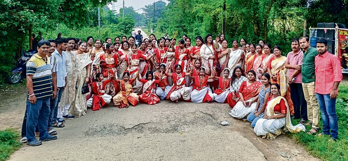 Rourkela News : ढोल-नगाड़ों की और चंडी पाठ से भक्तिमय हुआ रेलनगरी बंडामुंडा का वातावरण