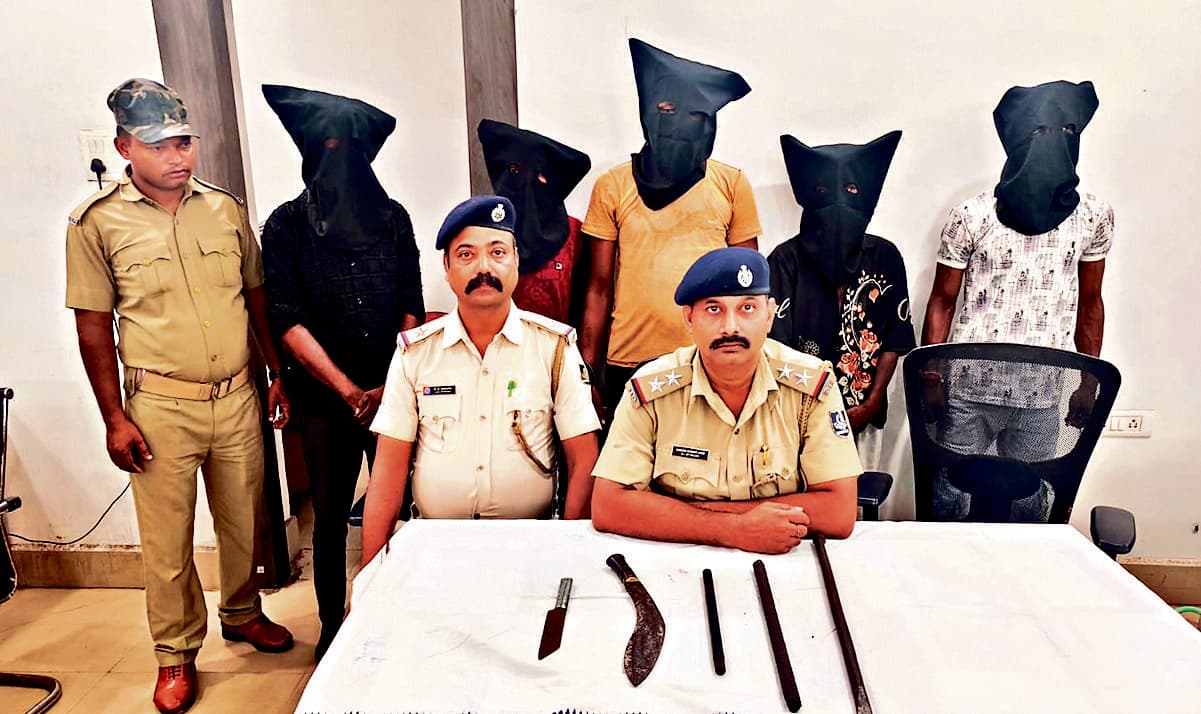 Rourkela News: डकैती की योजना बनाते पांच गिरफ्तार, हथियार जब्त