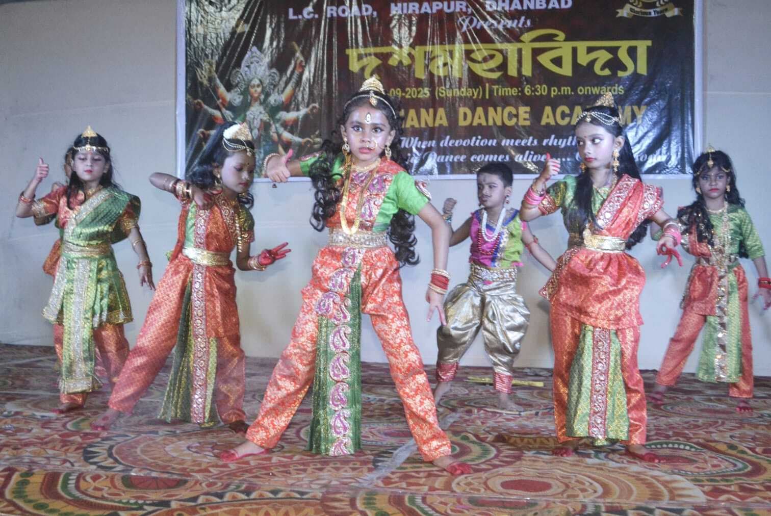 Dhanbad News: महालया पर महिषासुरमर्दिनी नाटक का मंचन कर मोहा मन