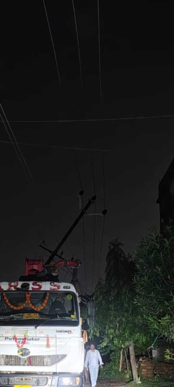 Dhanbad News: बिनोद नगर में पोल हुआ क्षतिग्रस्त, 16 घंटे बाद बहाल हुई बिजली