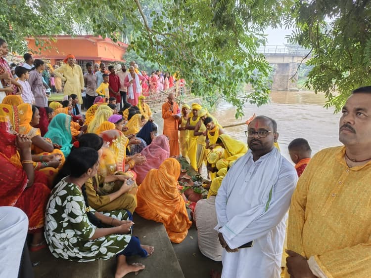 कलश स्थापना के लिए निकाली कलशयात्रा