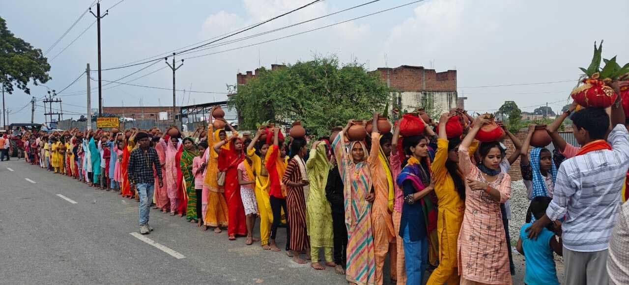 गाजे-बाजे के साथ श्रद्धालुओं ने निकाली शोभायात्रा