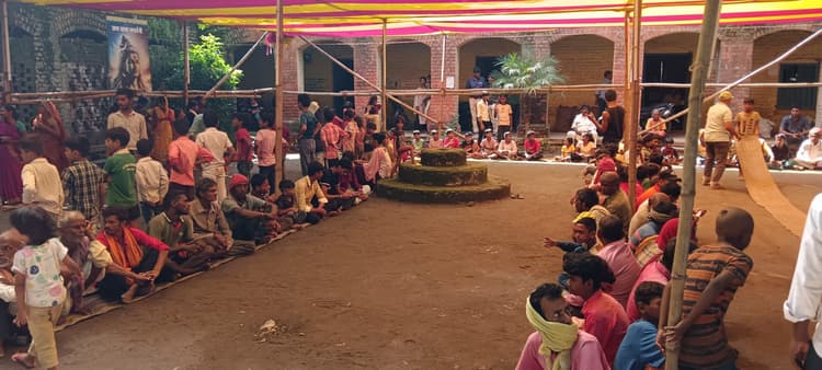 नवरात्र के पहले दिन परोसा गया महाप्रसाद