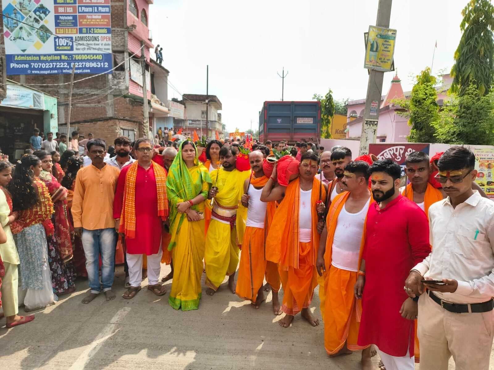 अकबरपुर में निकली कलश यात्रा में श्रद्धालुओं पर की गयी पुष्प वर्षा