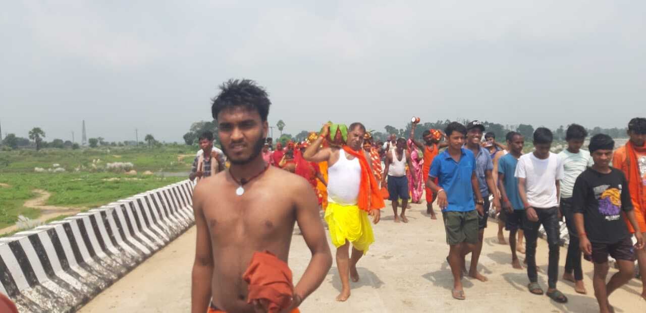 मंदिरों में तड़के से ही श्रद्धालुओं की जुटी भीड़