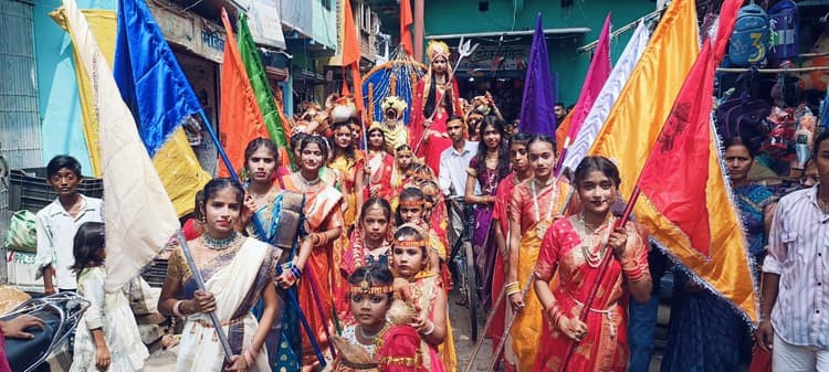 धमौल बाजार में 501 कलशों के साथ निकली भव्य शोभायात्रा