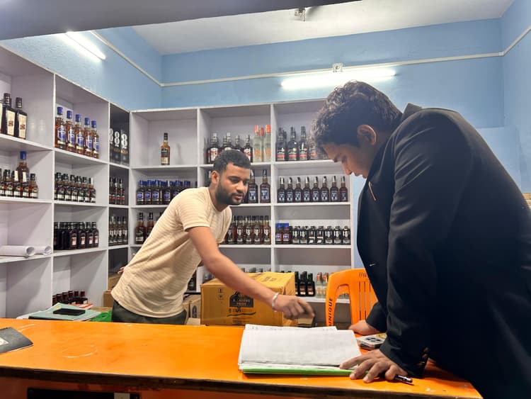 निर्धारित दर पर ही बिके शराब, नहीं तो होगी कार्रवाई: डीसी