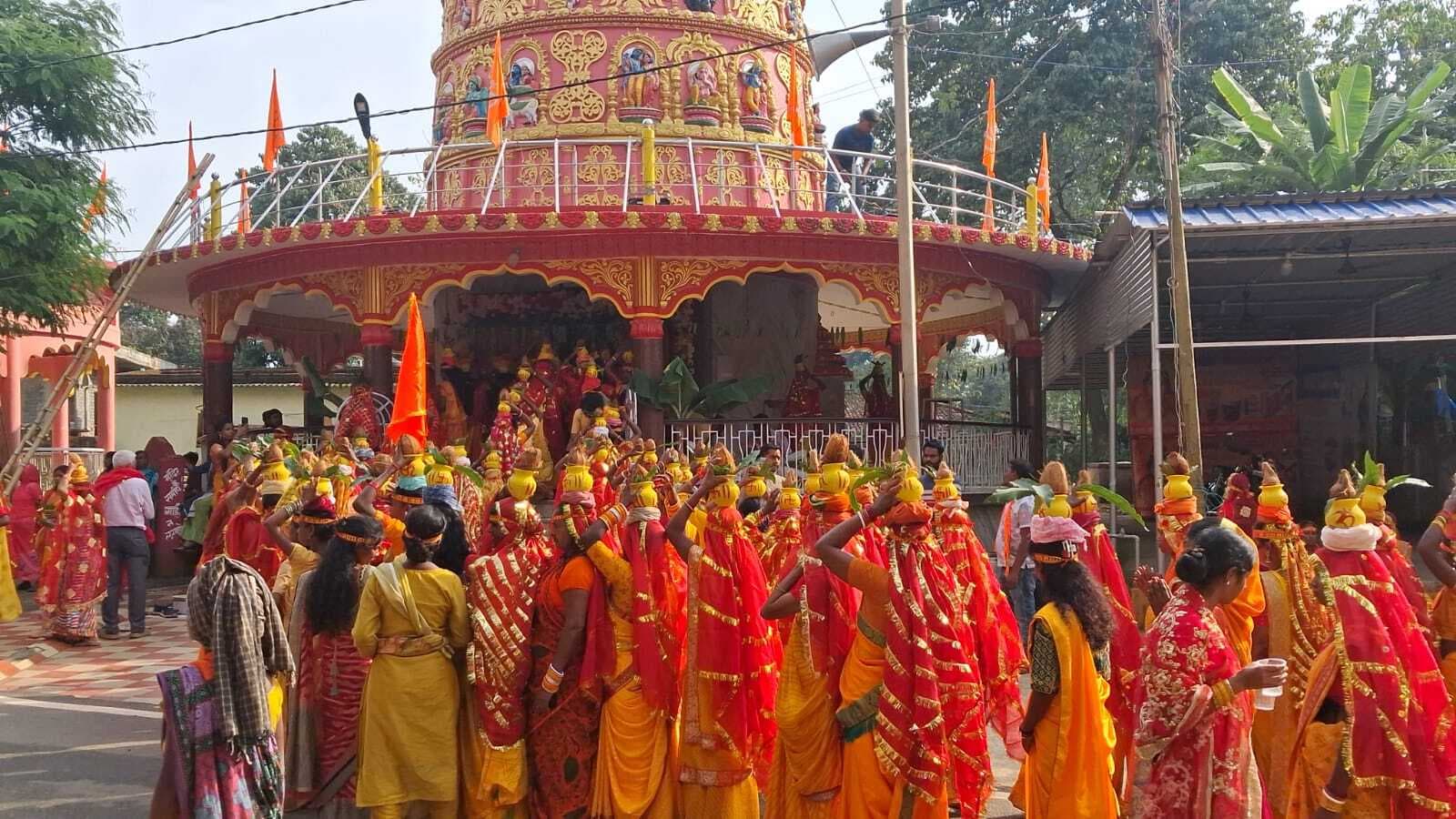 कलश लेकर आम्रेश्वर धाम पहुंचे श्रद्धालु