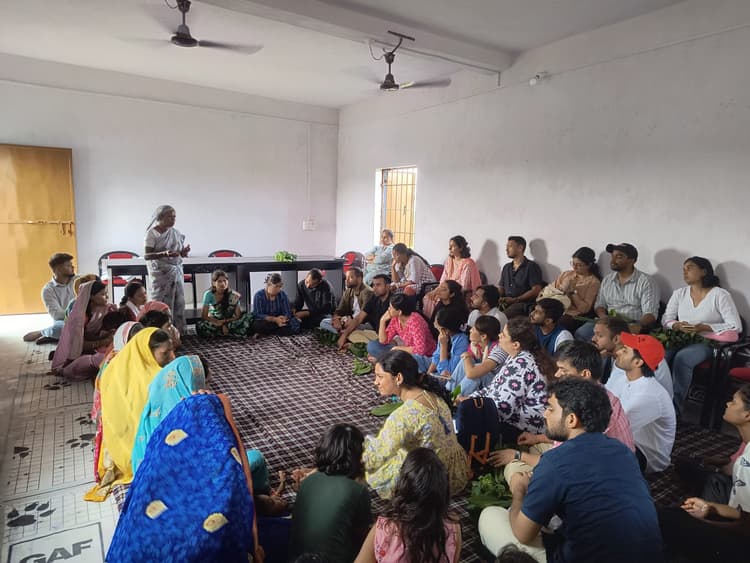 आइआइटी दिल्ली के शोधार्थियों ने किया तोरपा के गुफु गांव का दौरा