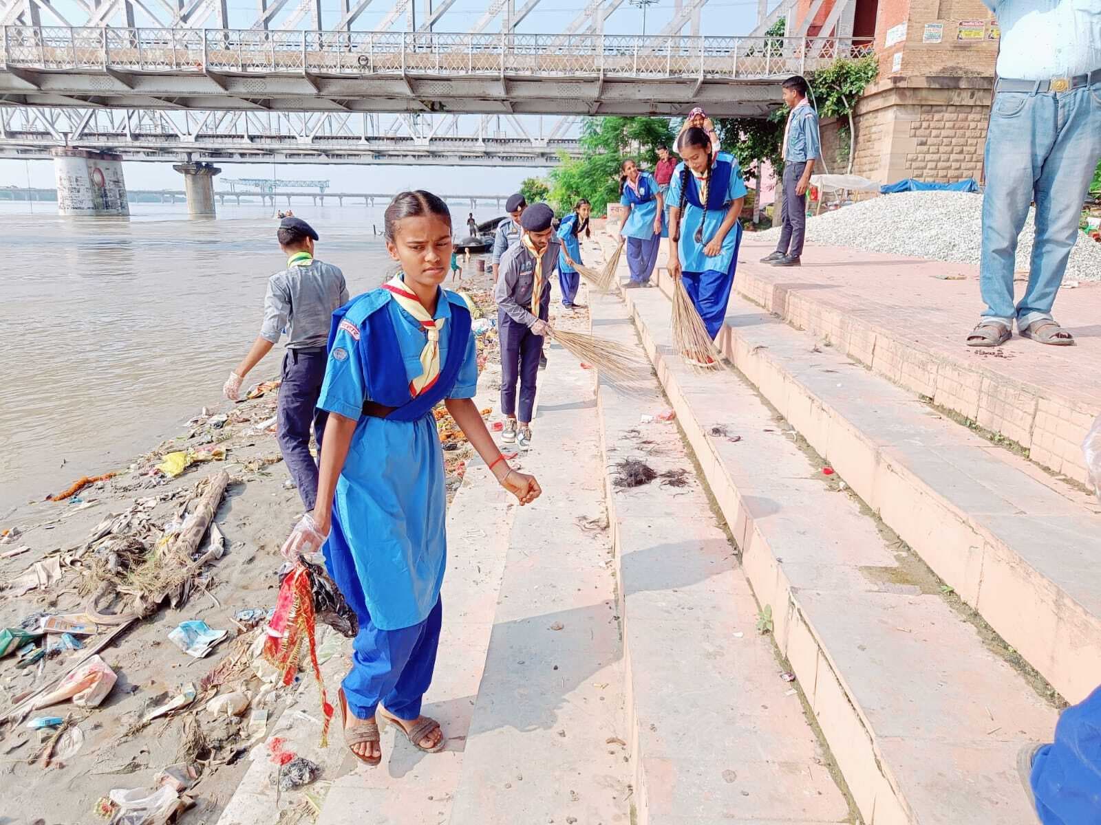 hajipur news. स्काउट एंड गाइड ने पुल घाट की सफाई कर दिया स्वच्छता का संदेश
