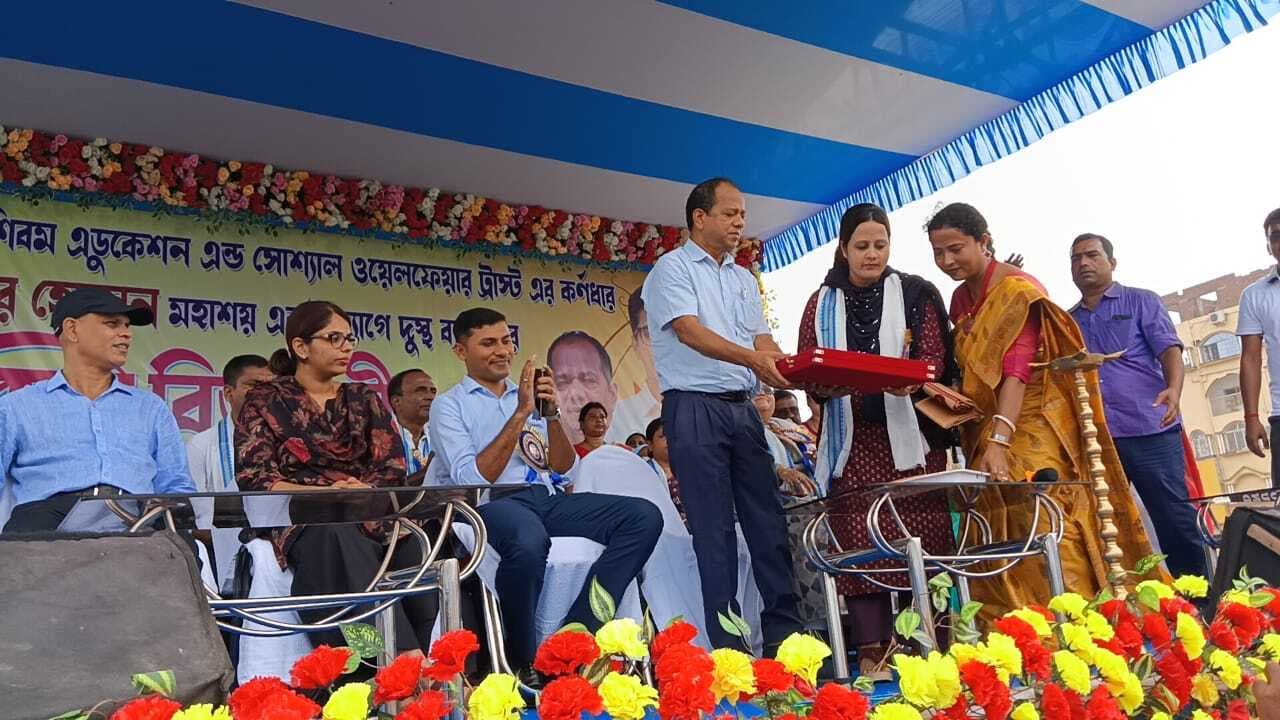 जंगीपुर विधायक ने जरूरतमंदों के बीच किया वस्त्र का वितरण