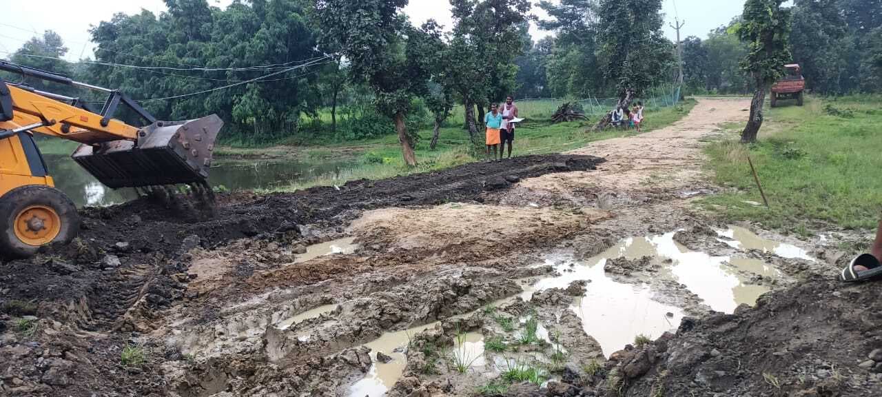 ग्रामीणों की मांग पर सड़क के लिए निजी जमीन छोड़ी