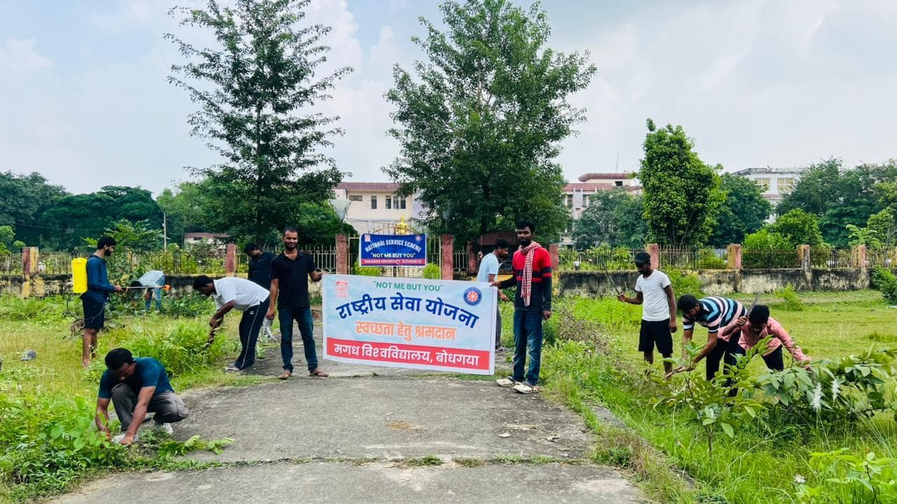 एमयू में श्रमदान से चकाचक हो रहे पार्क