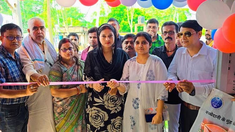 स्वास्थ्य की जांच कर दी गयी निशुल्क दवा