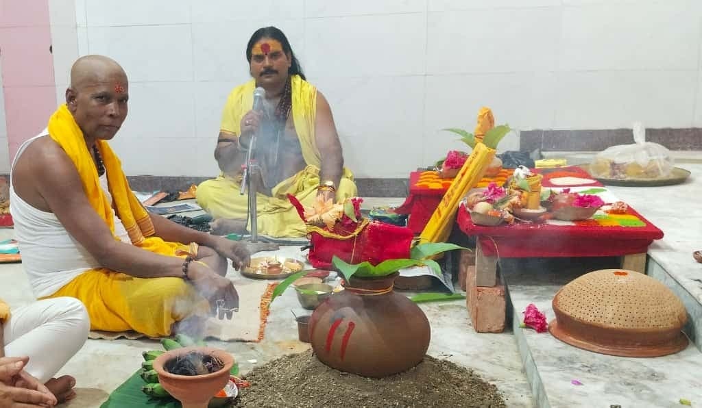 अमदबाद में नवरात्र पर श्रद्धालुओं ने कलश स्थापना कर की पूजा