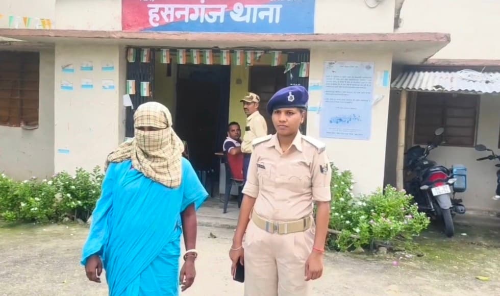 महिला तस्कर को 3.780 लीटर शराब संग पकड़ा