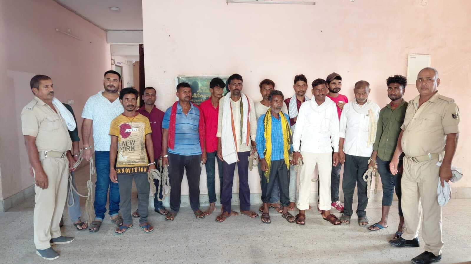 20 लीटर शराब के साथ एक तस्कर व 13 शराबी धराये