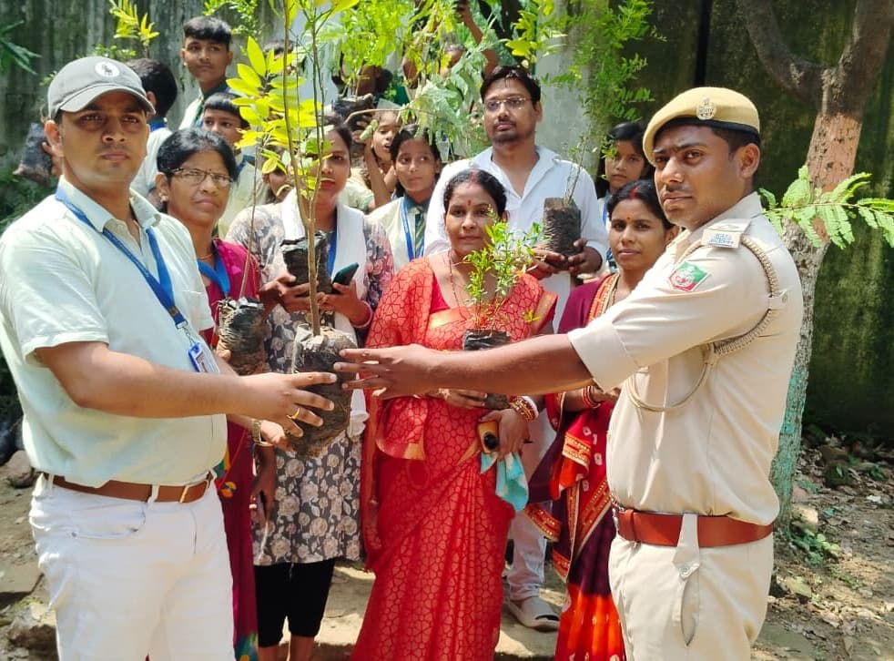 एक पेड़ मां के नाम अभियान के तहत किया पौधारोपण