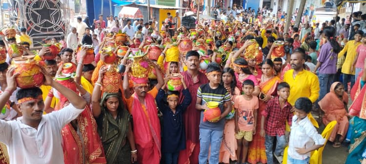 कलश शोभायात्रा और पूजा स्थलों में उमड़ी श्रद्धालुओं की भीड़