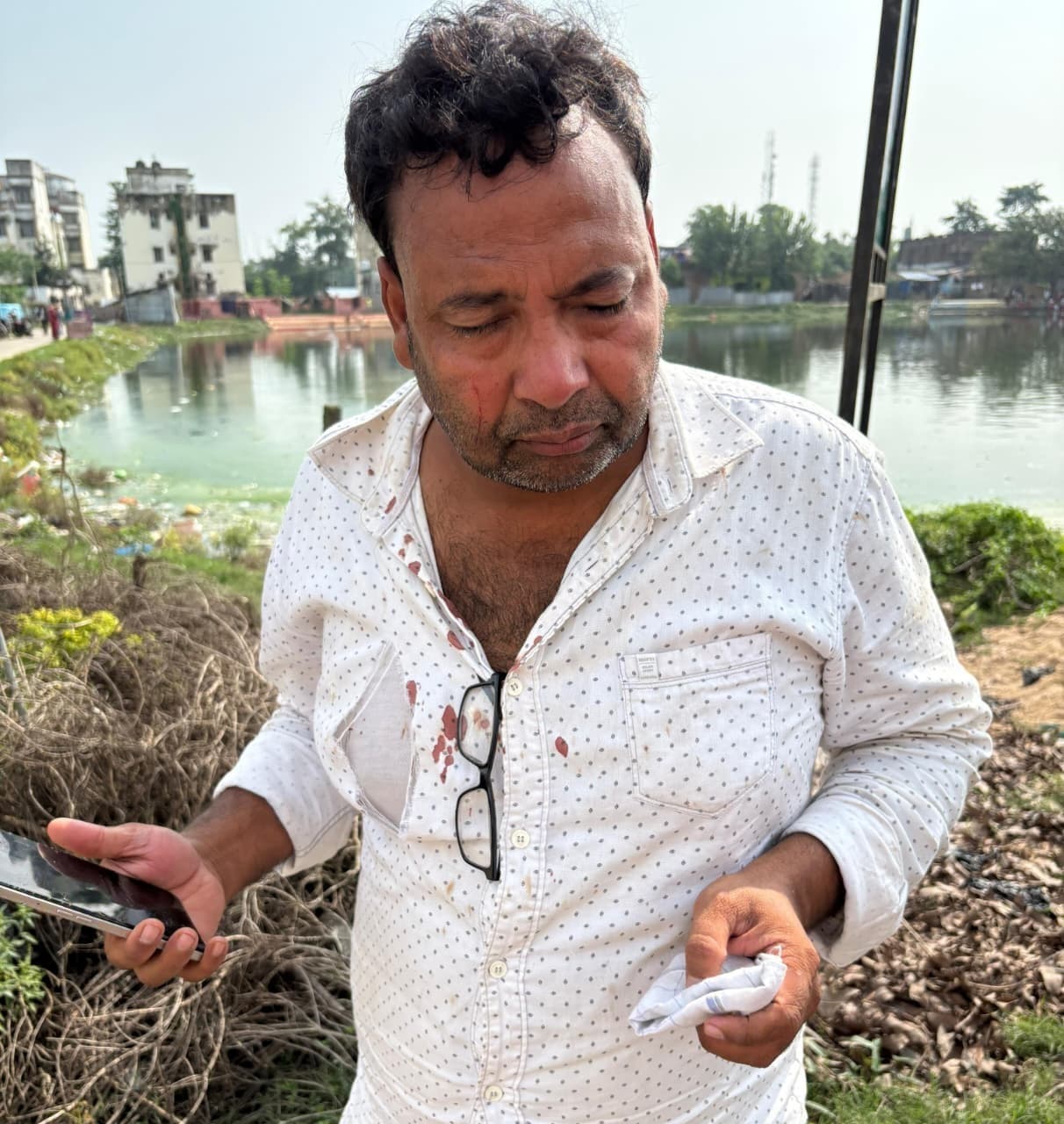 सड़क निर्माण में जुटे संवेदक के मिस्त्री एवं मुंशी के साथ मारपीट, रंगदारी का आरोप, मुखिया पुत्र गिरफ्तार