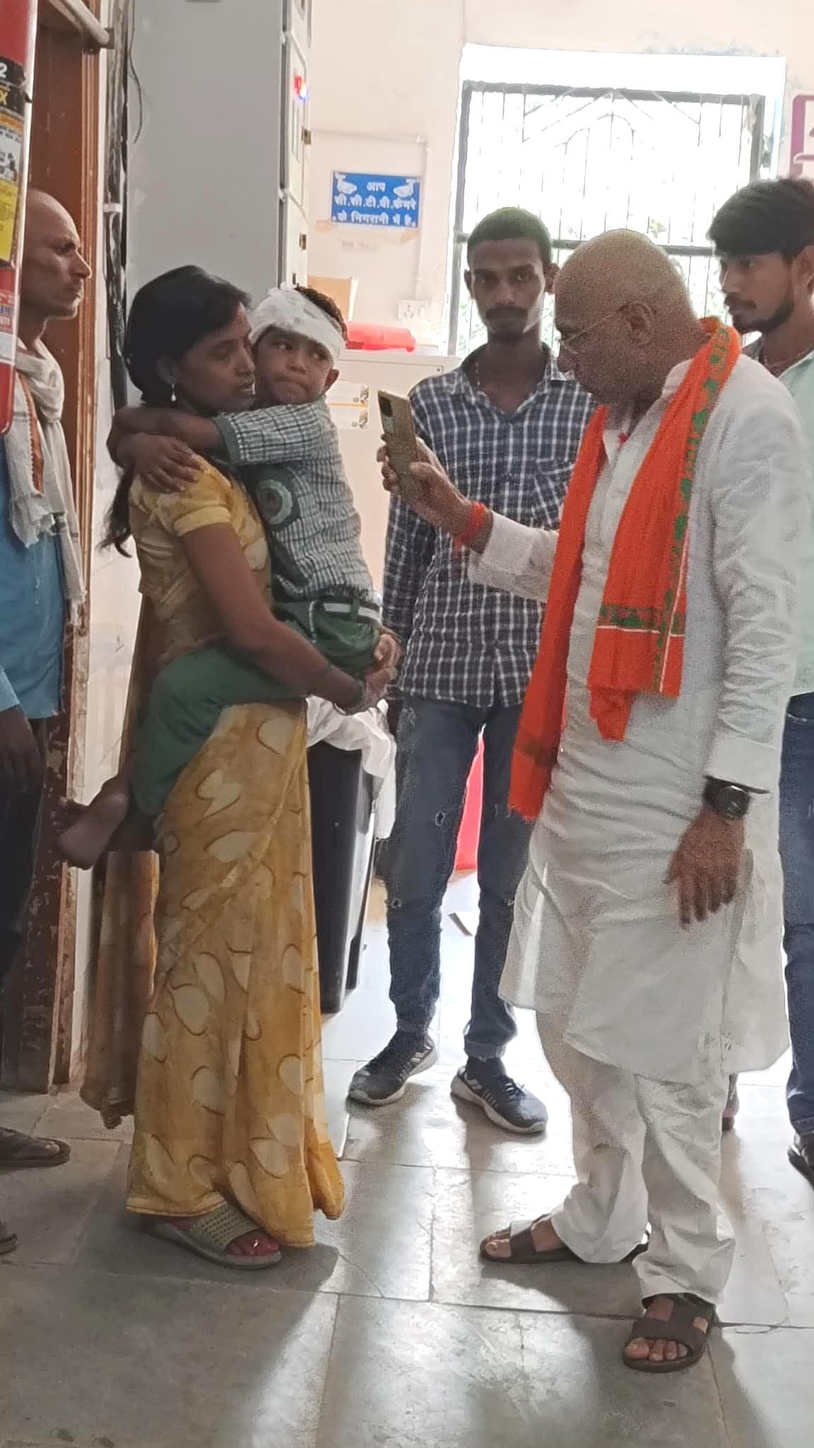 बच्चों से भरी निजी स्कूल की बस टकरायी भारी वाहन से, कई बच्चे हुए चोटिल