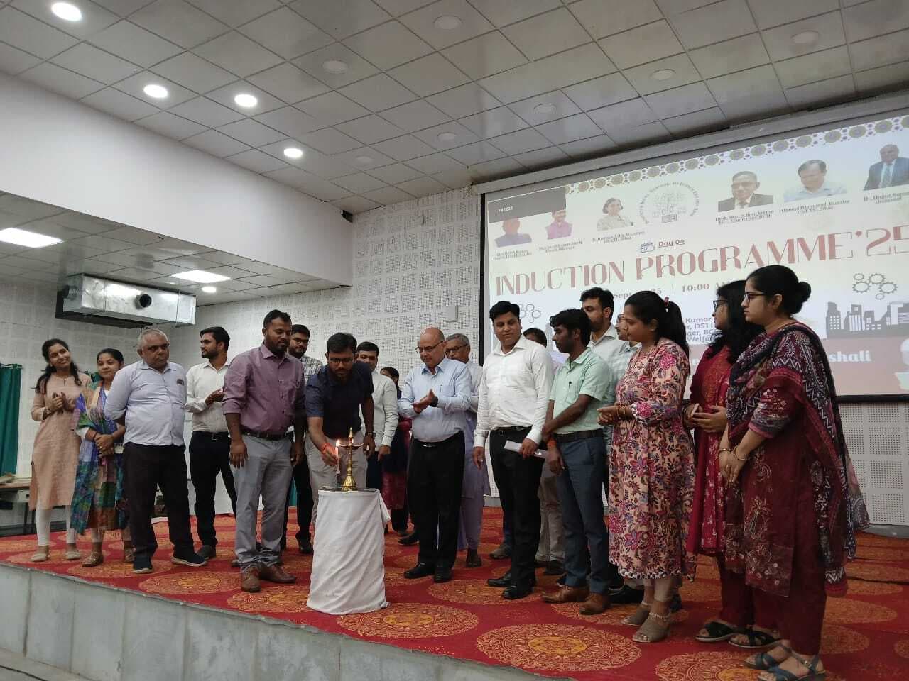 hajipur news. विलक्षण बनने के लिए हाथ व दिमाग के साथ दिल से भी काम करने की जरूरत : प्राचार्य