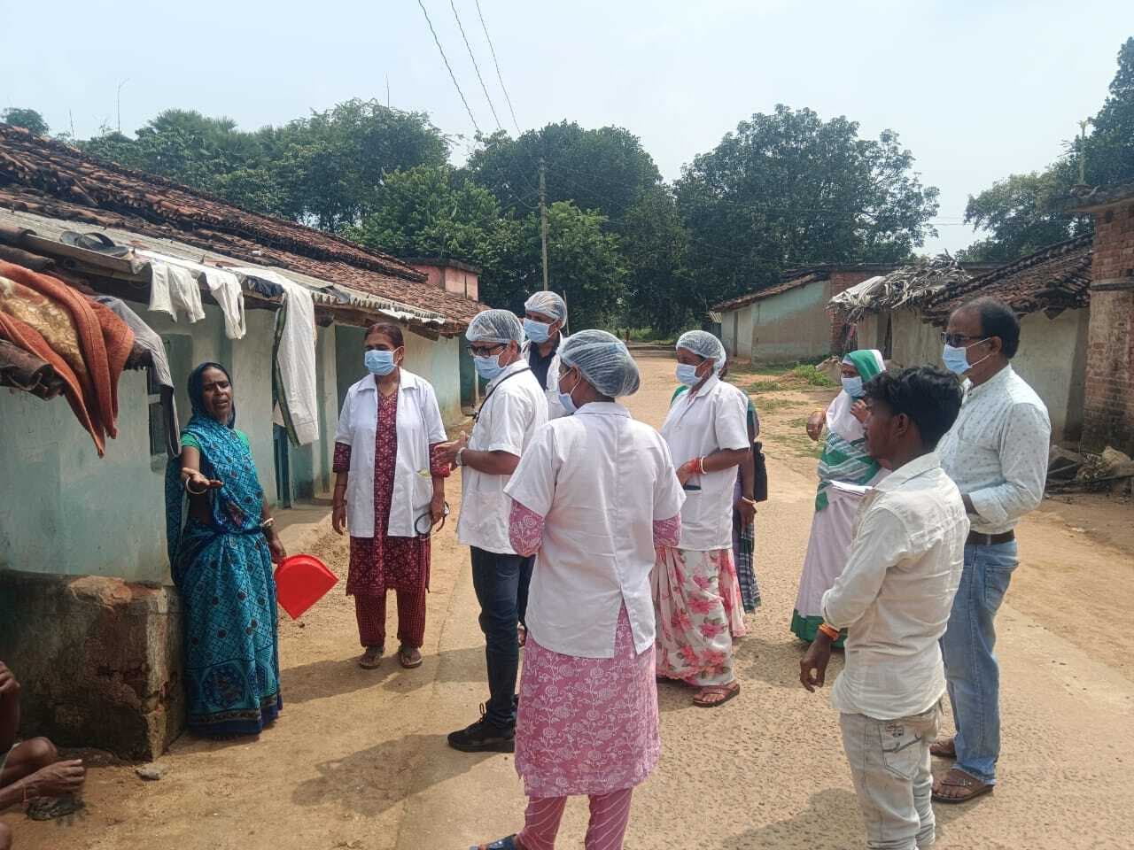 स्वास्थ्य विभाग की टीम ने डायरिया प्रभावित गांव का किया दौरा