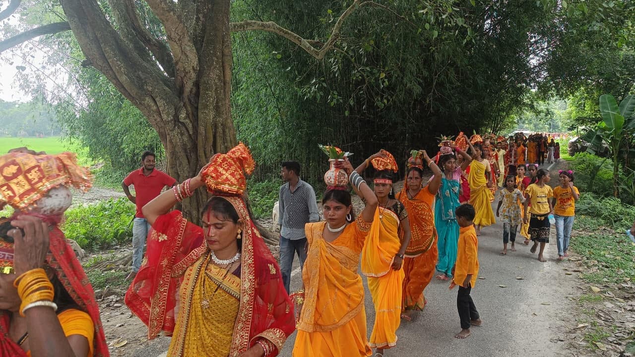 कलश स्थापना के साथ निकाली शोभायात्रा