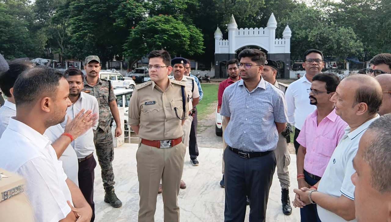 पोलो मैदान में होगा रावण वध, डीएम व एसपी ने कार्यक्रम स्थल का किया निरीक्षण