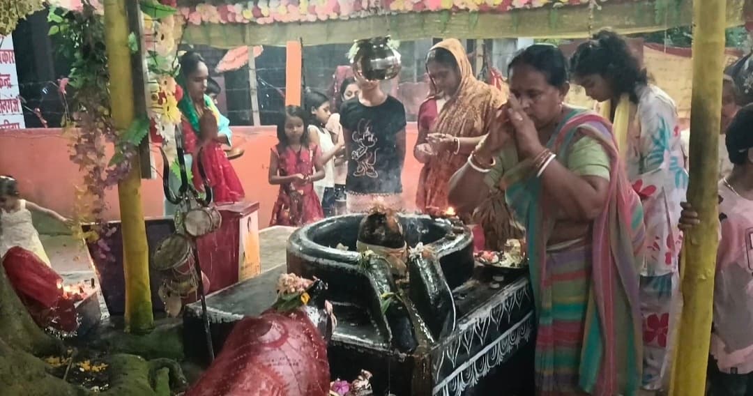 हसनगंज दुर्गा मंदिर में शारदीय नवरात्र को लेकर उमड़ी श्रद्धालुओं की भीड़