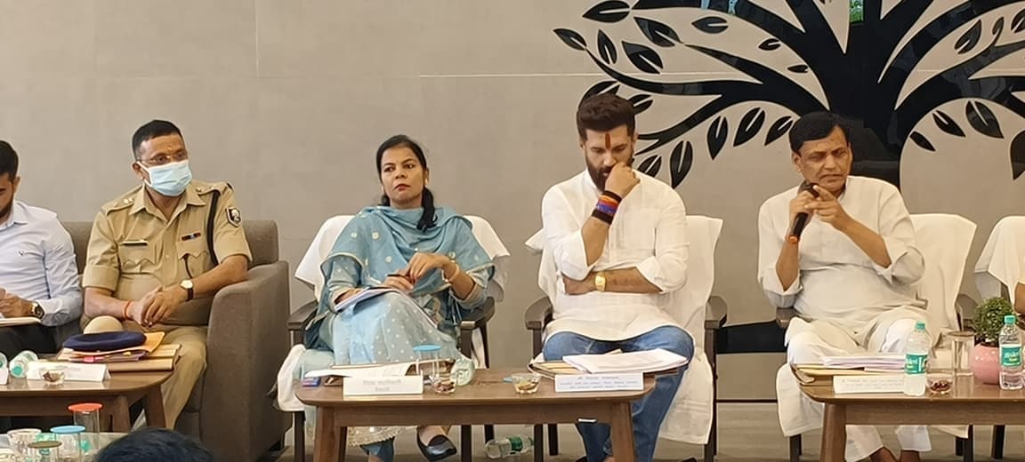 hajipur news. नल जल योजना व नमामि गंगे के शेष कार्यों को 15 दिनों में करें पूरा : चिराग