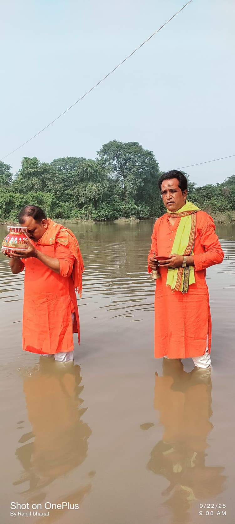 अमड़ापाड़ा में कलश स्थापना के साथ ही शारदीय नवरात्र शुरूनगर प्रतिनिधि, पाकुड़अमड़ापाड़ा के वैष्णवी दुर्गा मंदिर में सोमवार को नवरात्र के पहले दिन कलश स्थापना के साथ शारदीय नवरात्र की शुरुआत हुई। इस अवसर पर मां शैलपुत्री की पूजा-अर्चना विधि-विधान के साथ की गई।सार्वजनिक दुर्गापूजा समिति के अध्यक्ष संजीव कुमार उर्फ बबलू भगत ने स्थानीय बांसलोई नदी से जल भरकर कलश को वैष्णवी दुर्गा मंदिर में स्थापित किया। इसके बाद बनारस से आए आचार्य सुनील मिश्रा और आचार्य नागेश मिश्रा ने वेदी पूजन और पाठ आरंभ किया।आचार्य सुनील मिश्रा ने बताया कि अश्विन माह के शुक्ल पक्ष की प्रतिपदा तिथि पर कलश स्थापना के साथ नौ दिनों तक देवी दुर्गा के अलग-अलग स्वरूपों की पूजा की जाती है। नवरात्र का प्रत्येक दिन देवी मां के विशेष रूप को समर्पित होता है।भक्तों ने संकल्प लेकर माता दुर्गा की आराधना की। मां शैलपुत्री की पूजा-अर्चना से मान-सम्मान, यश और सुख-समृद्धि में वृद्धि होती है। पूजा के बाद पुष्पांजलि और आरती का आयोजन किया गया। इस अवसर पर सरोज मंडल, दशरथ भगत, मनोज भगत, ओमप्रकाश भगत, संजय रजक, पुरोहित शम्भूनाथ झा, संदीप ओझा सहित कई भक्त मौजूद रहे।