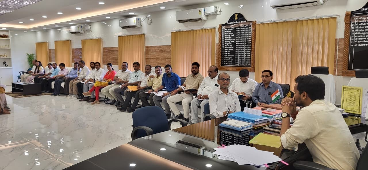 डीएम ने कई मामलों की समीक्षा कर दिये आवश्यक निर्देश