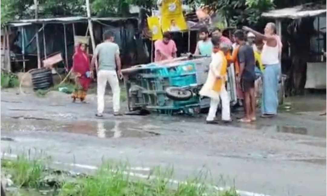 आरा-सासाराम हाइवे पर गड्ढे में पलटा इ-रिक्शा, कोई हताहत नहीं