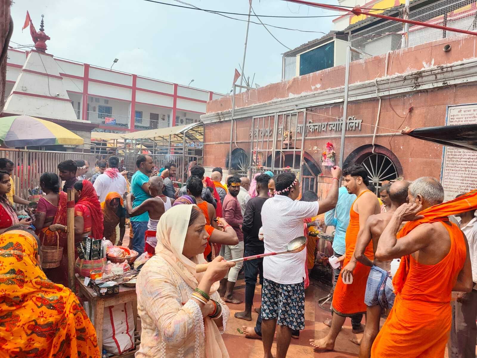 नवरात्र के पहले दिन बासुकिनाथ में 45 हजार भक्तों ने किया जलार्पण