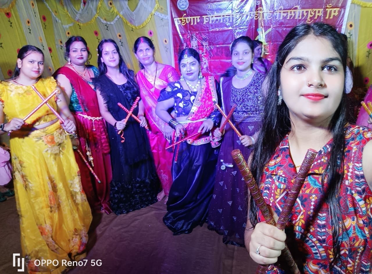 Giridih News :माहुरी वैश्य महिला व बालिका समिति का डांडिया महोत्सव