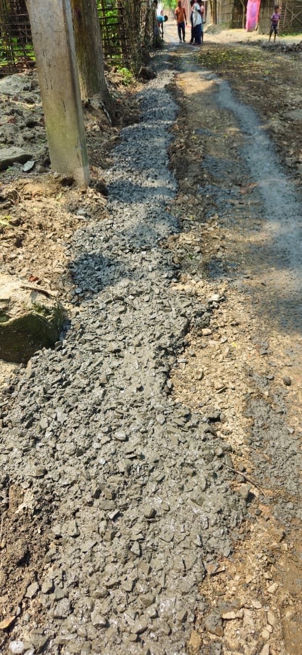 घटिया सामग्री से बन रही सड़क पर ग्रामीणों ने जताया आक्रोश