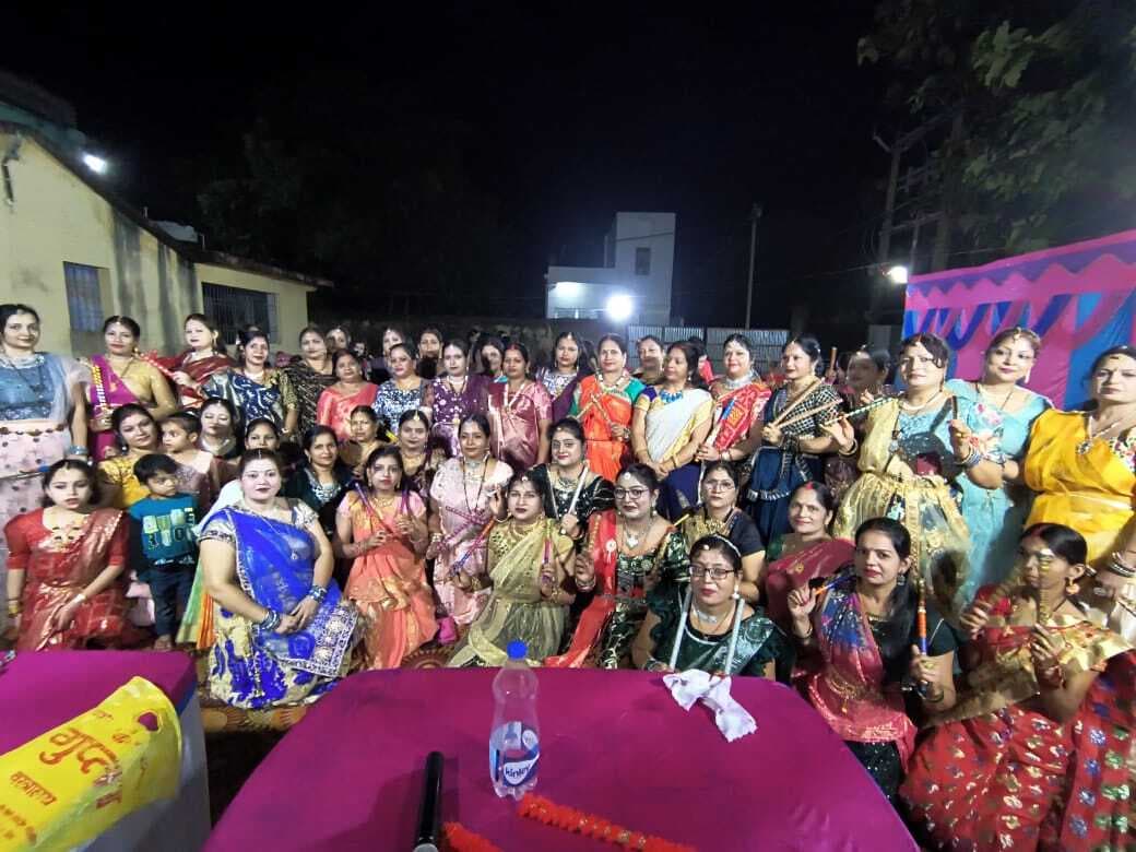 Giridih News :बेंगाबाद में डांडिया नाइट में महिला ने मचाया धमाल