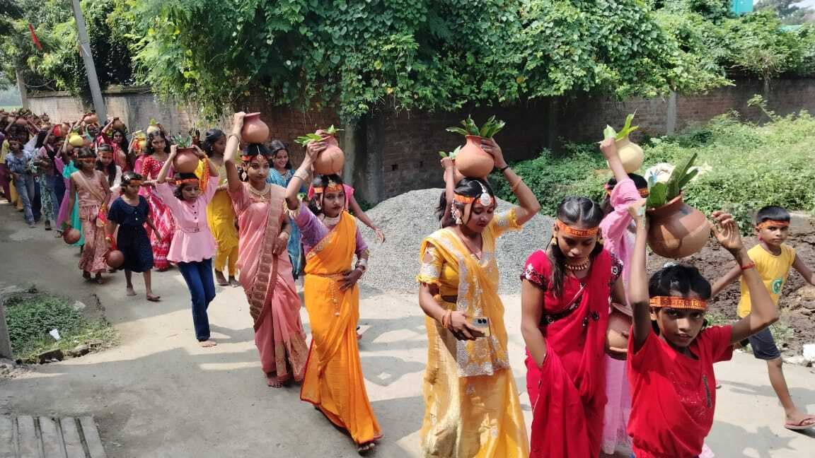 551 कलशों के साथ हाजीपुर में भव्य कलश शोभायात्रा