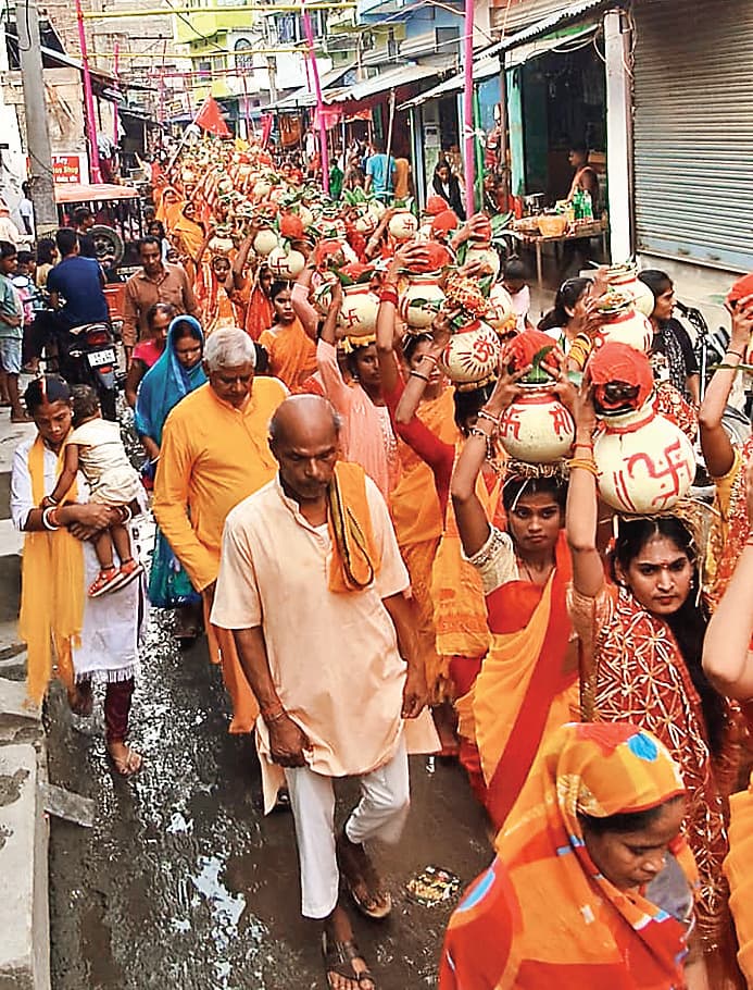 Begusarai News : साहेबपुरकमाल में कलश शोभायात्रा के साथ शुरू हुई देवी भागवत कथा